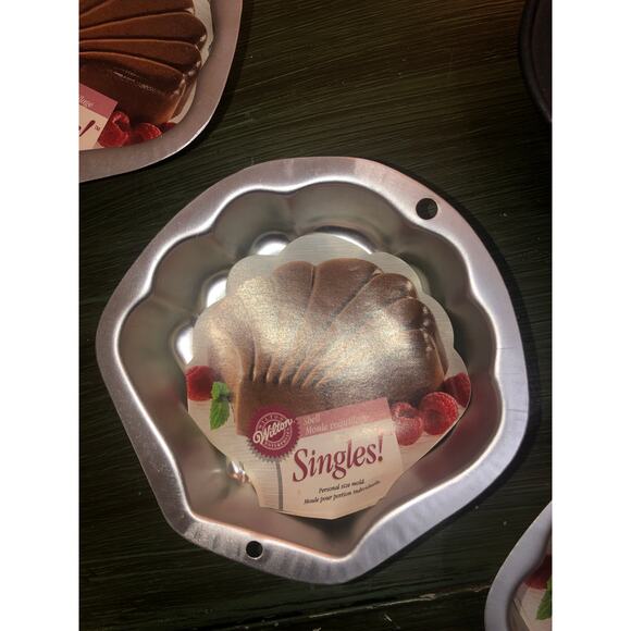 Wilton NEW Vintage Cake Pan Bundle - Gingerbread, Bunnies, Shells, Bears, Hearts - Picture 4 of 8